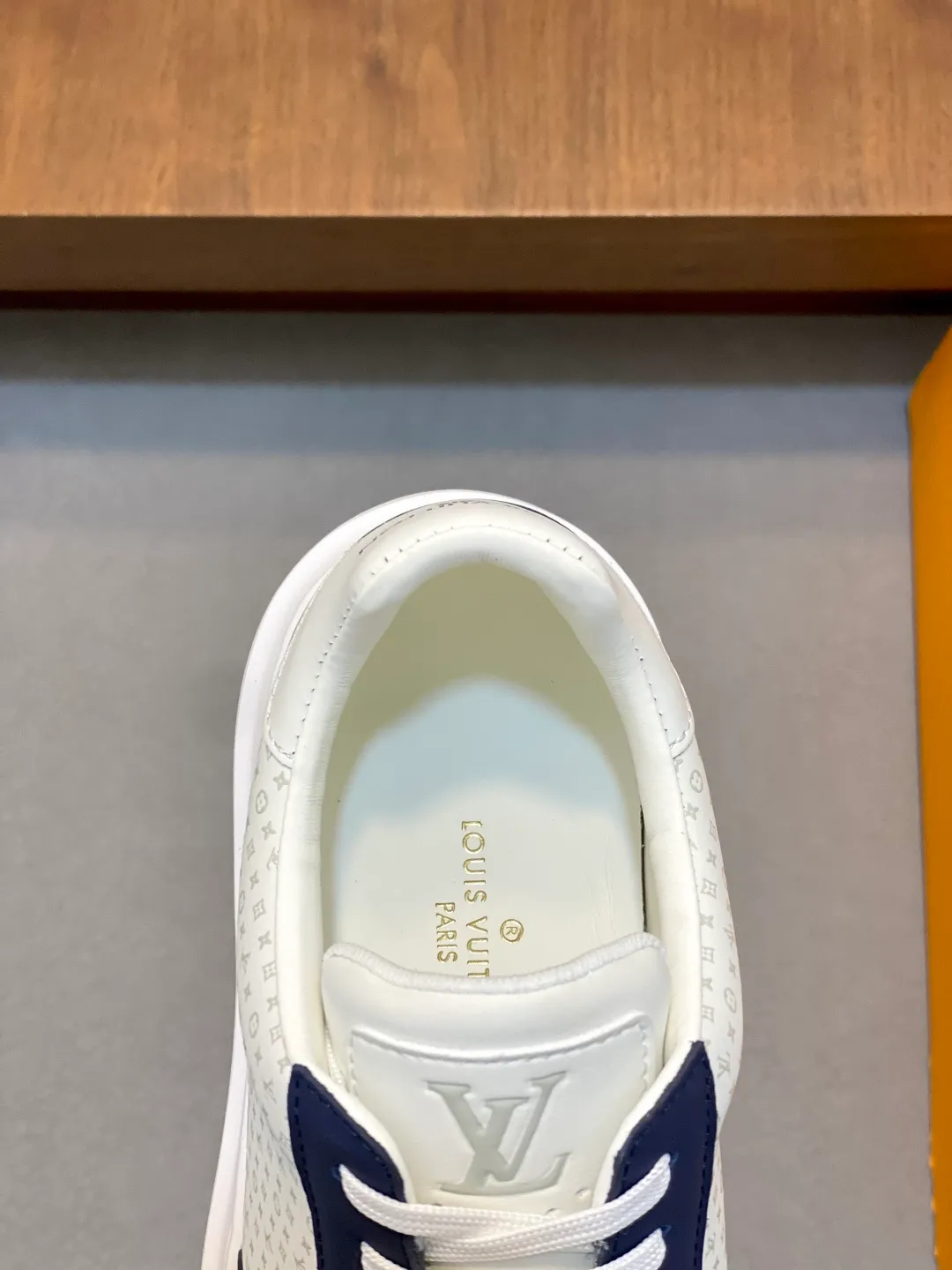 Factory price: 400💰LV🆕 New men's high-end casual sports shoes, using imported first-layer cowhide silk-screened brand lougou, original ultra-light men's shoes 💰u outsole, wear-resistant and comfortable, Monogram lougou embellished rubber outsole, breathable mesh lining, versatile classic style! Size: 38-44 (.45, 46 customized)